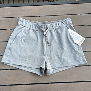 Lululemon On the Fly Short 2.5” Size 8 New With Tags Heathered Slate Grey